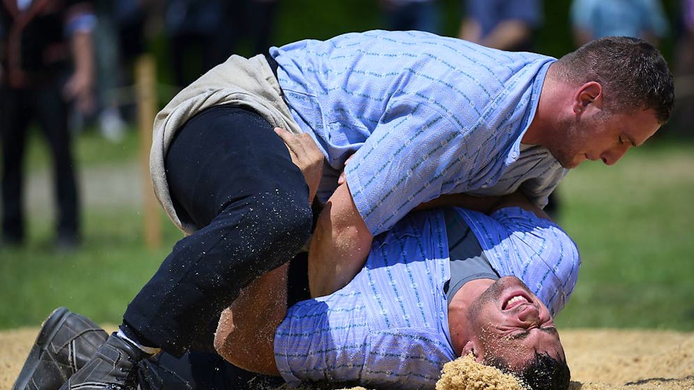 Armon Orlik am Südwestschweizer Fest überlegen - Gallery. Armon Orlik legt hier Paul Tornare ins Sägemehl