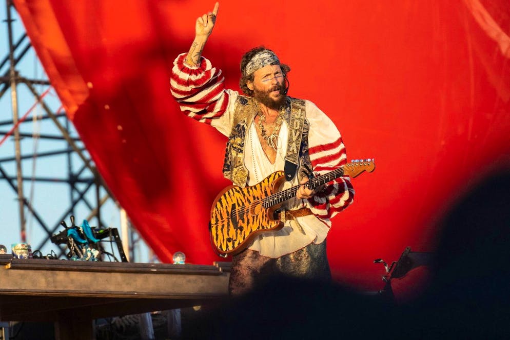 epa10048695 Italian song writer Lorenzo Jovanotti performs on stage during the Jova Beach Party concert, in Lignano Sabbiadoro (Udine), 02 July 2022. EPA/Giada Genzo