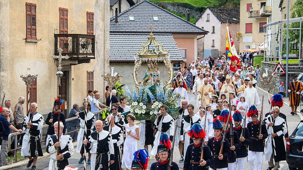 Napoleons Milizen zur Feier der Madonna von Karmel - Gallery. Feierliche Prozession für die Madonna vom Karmel in Ponto Valentino TI.