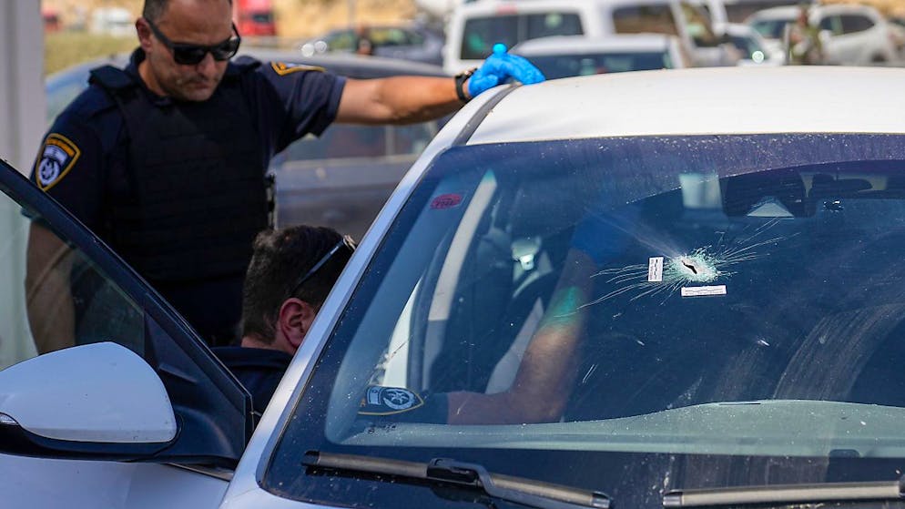 Israelische Sicherheitskräfte inspizieren den Tatort eines Angriffs in der Nähe der jüdischen Siedlung Tekoa südlich der Stadt Betlehem im Westjordanland. Foto: Ohad Zwigenberg/AP/dpa