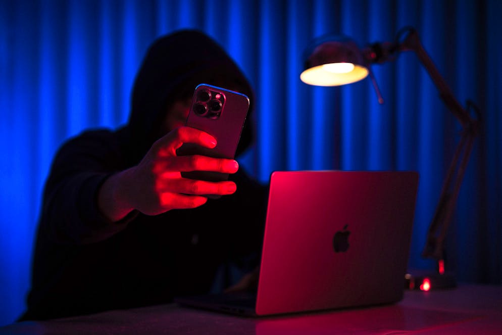 Ticino: truffa falso nipote. Nella foto l'utilizzo del telefono, o computer, per effettuare truffe telefoniche da parte di hacker.
© Ti-Press / Massimo Piccoli