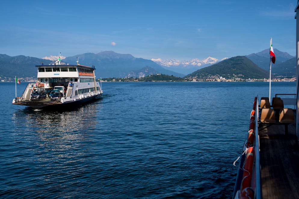 A Laveno Mombello un traghetto sulle acque del Lago Maggiore (foto d'archivio).