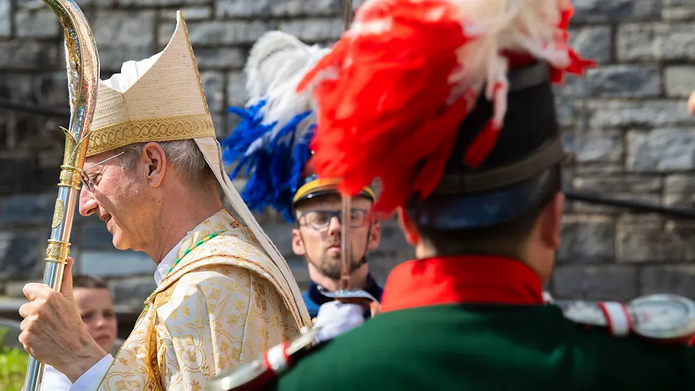Napoleons Milizen zur Feier der Madonna von Karmel - Gallery. Der Apostolische Administrator der Diözese von Lugano, Monsignore Alain de Raemy, am traditionellen Fest von Madonna del Carmelo in Ponto Valentino.