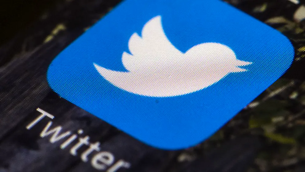 Twitter verzeichnet einen massiven Einbruch bei seinen Werbeeinnahmen. Twitter-Eigentümer Elon Musk schrieb am Samstag in dem Onlinedienst, das Unternehmen verbuche weiter einen negativen Geldfluss, weil die Werbeeinnahmen um rund 50 Prozent zurückgegangen seien. (Archivbild)