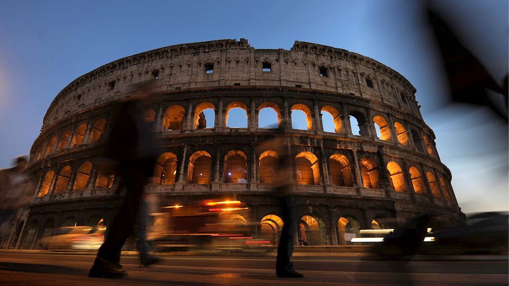 Vandalismo. Un altro turista deturpa il Colosseo, denunciato dai carabinieri
