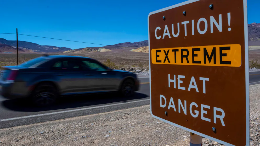 Ein Schild warnt vor extremer Hitze im Death Valley National Park, Kalifornien.