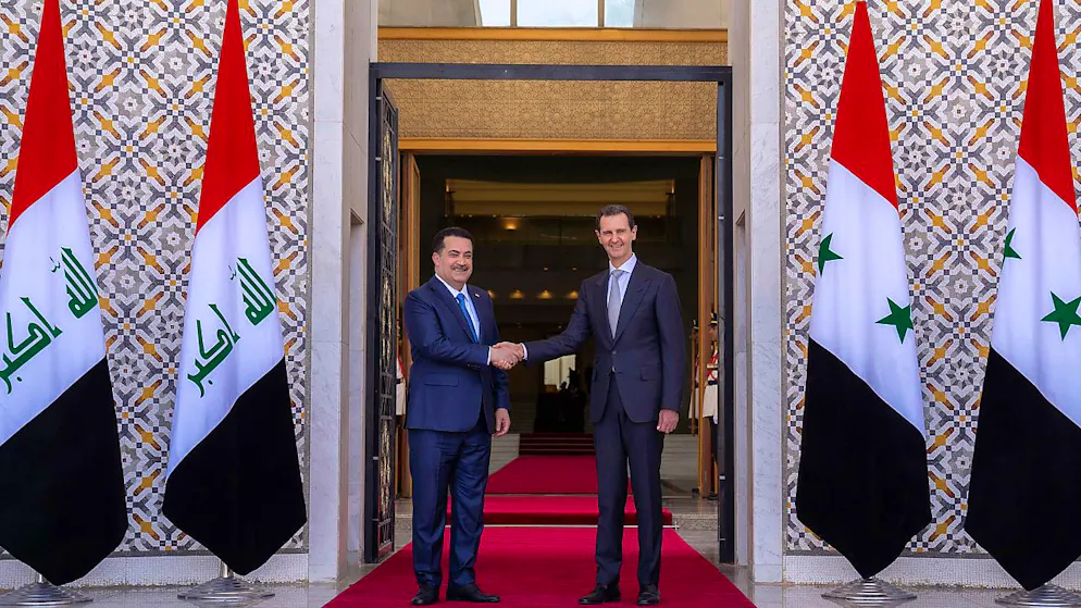 HANDOUT - Der syrische Präsident Baschar al-Assad (r) begrüßt den irakischen Premierminister Mohammed Shia' al-Sudani in Damaskus. Foto: Uncredited/SANA/AP/dpa - ACHTUNG: Nur zur redaktionellen Verwendung und nur mit vollständiger Nennung des vorstehenden Credits