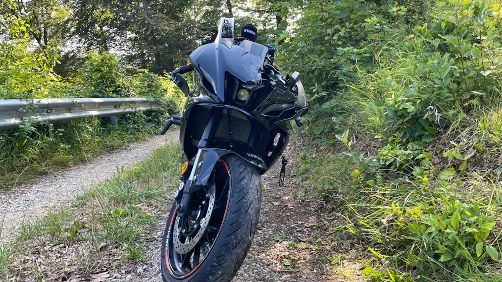 Das beschädigte Motorrad des 22-jährigen, mutmasslichen Unfallverursachers.