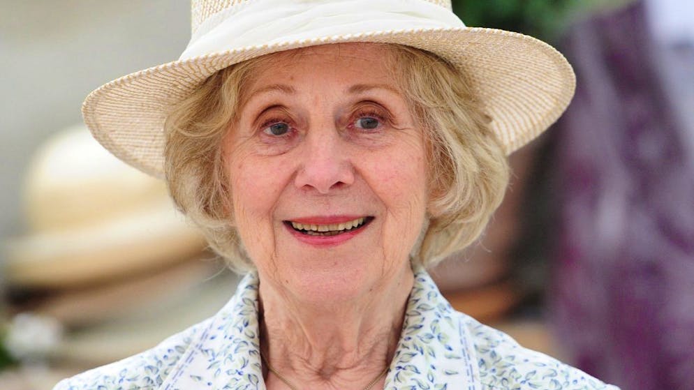 ARCHIV - Die Schauspielerin Bibiana Zeller (Erna) lächelt während eines Settermins zum ARD-Film "Hochzeiten" in einer Gärtnerei. Die österreichische Schauspielerin Bibiana Zeller ist tot. Sie sei am 16.07.2023 im Alter von 95 Jahren gestorben, bestätigte ihr Sohn am 17.07.2023 der Deutschen Presse-Agentur. Foto: Marc Müller/dpa