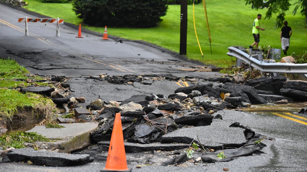 Nach sturzflutartigem Regen am Samstag beschädigte Strasse in New Jersey.