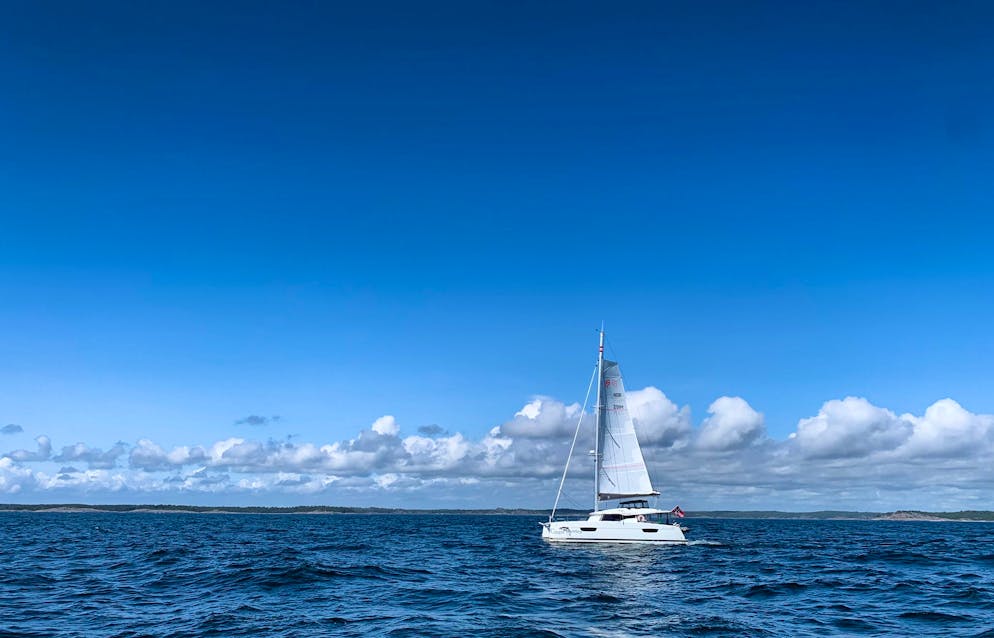 Der Mann wurde auf einem Katamaran entdeckt. (Symbolbild)