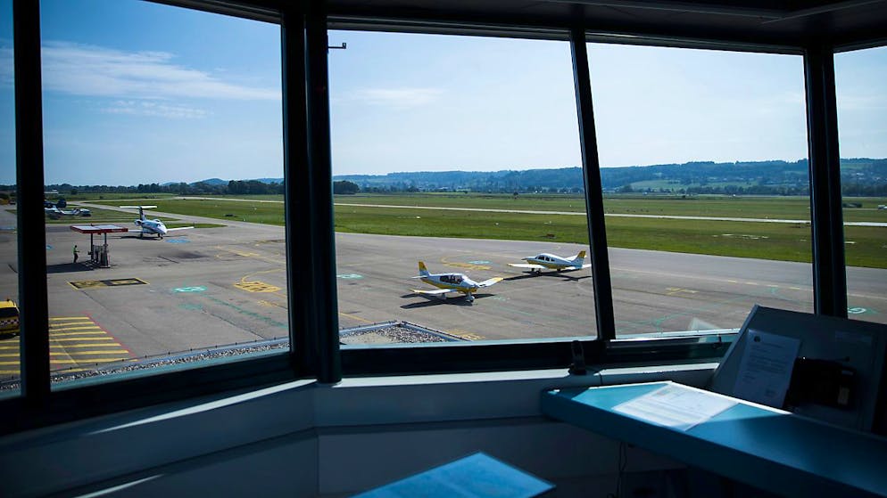 Blick aus dem Tower auf den Flughafen Grenchen, wo es am 13. September 2020 zu einem schweren Vorfall kam. (Archivbild)
