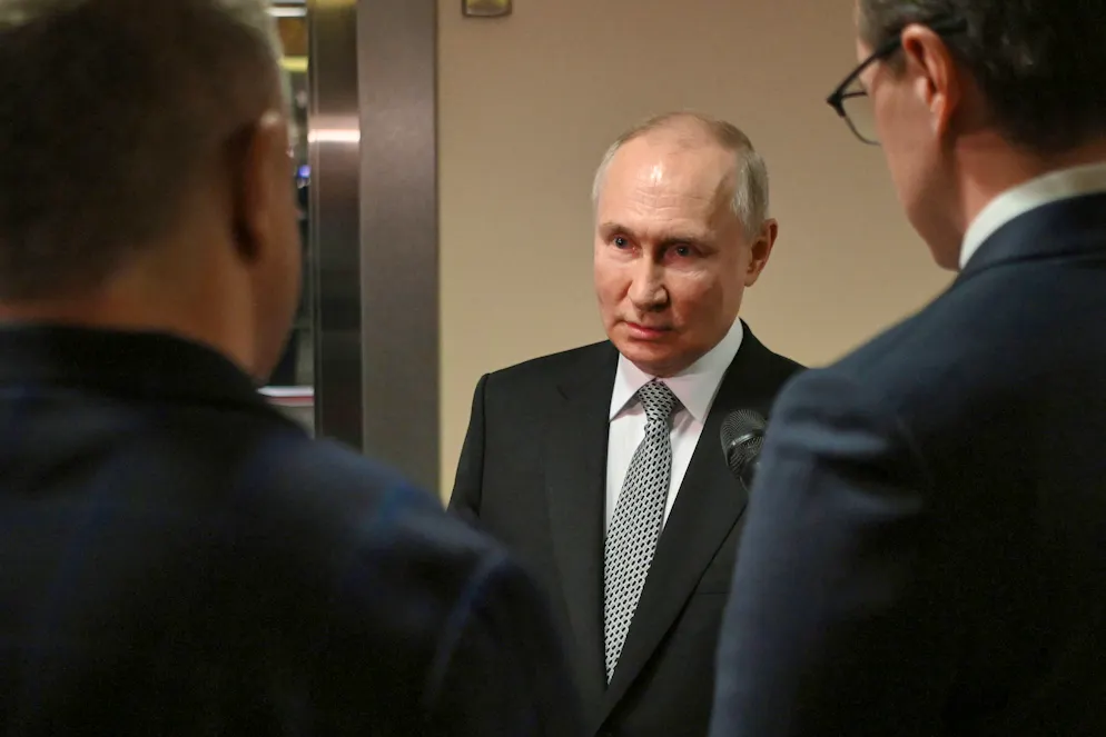 Am Donnerstag, 13. Juli, beantwortet der russische Präsident Wladimir Putin (M.) in Moskau Fragen der Medienschaffenden zum Getreide-Abkommen.