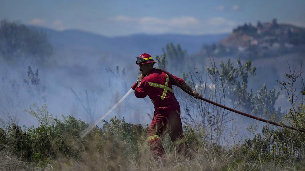 Ein Feuerwehrmann im Einsatz in British Columbia, Kanada. (5. Juni 2023)