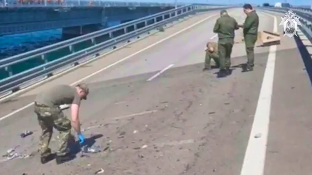 Russische Ermittler untersuchen nach den Explosionen die Autoverbindung der Krim-Brücke, die das russische Festland und die Halbinsel Krim über die Strasse von Kertsch verbindet. Das Foto stammt aus einem Video der russischen Behörden.