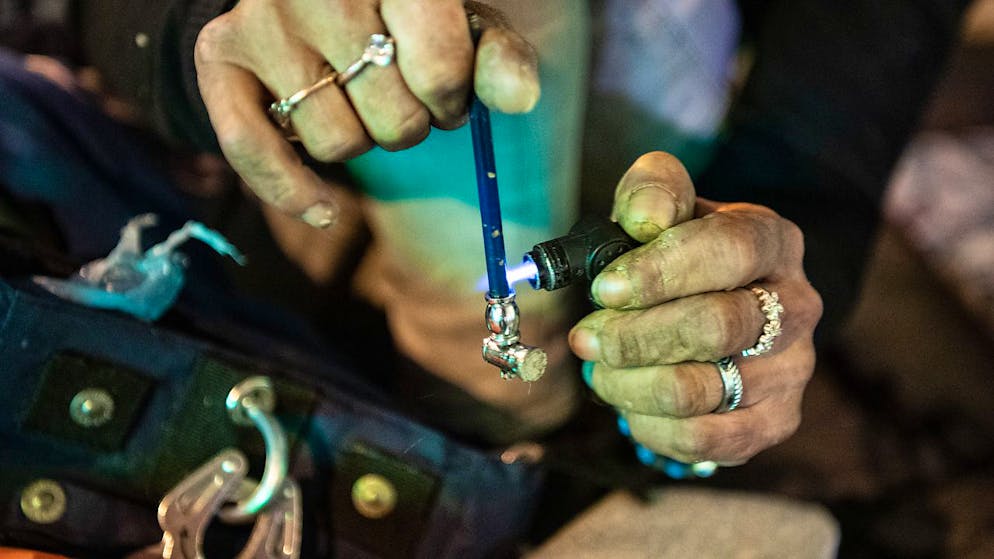 Ricavato tramite processi chimici dalla cocaina, il crack viene assunto inalandone il fumo dopo aver scaldato i cristalli in apposite pipe. (Foto simbolica)