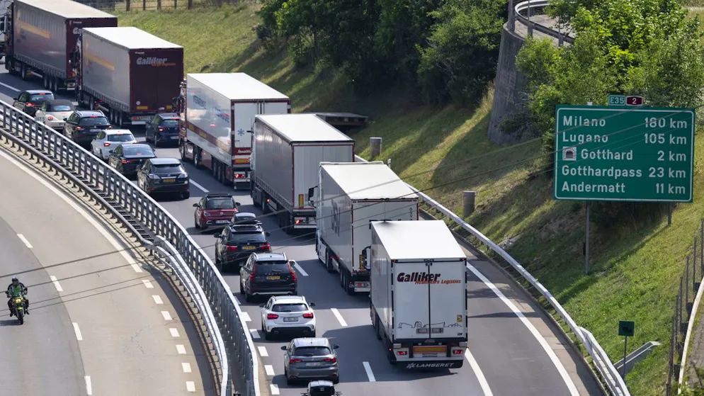 Aus für die Rollende Landstrasse. Jetzt droht die Lastwagenflut auf den Schweizer Strassen