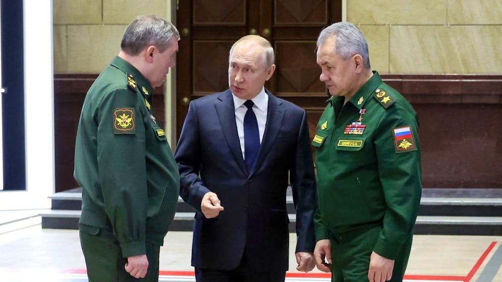 Wladimir Putin mit dem russischen Verteidigungsminister Sergei Schoigu (rechts) und dem Chef des Generalstabs der Streitkräfte Russlands Waleri Gerassimow (links) im Dezember 2022: Der Kreml-Chef vermeidet es bislang, sich eindeutig hinter die politische Führung zu stellen. 