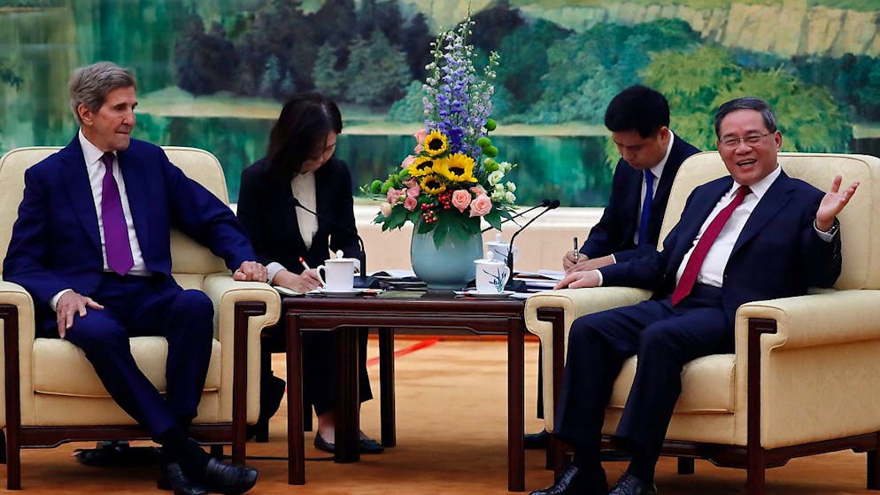 Treffen in Peking: der US-Klimabeauftragte John Kerry und der chinesische Ministerpräsident Li Qiang. Foto: Florence Lo/Reuters Pool via AP/dpa