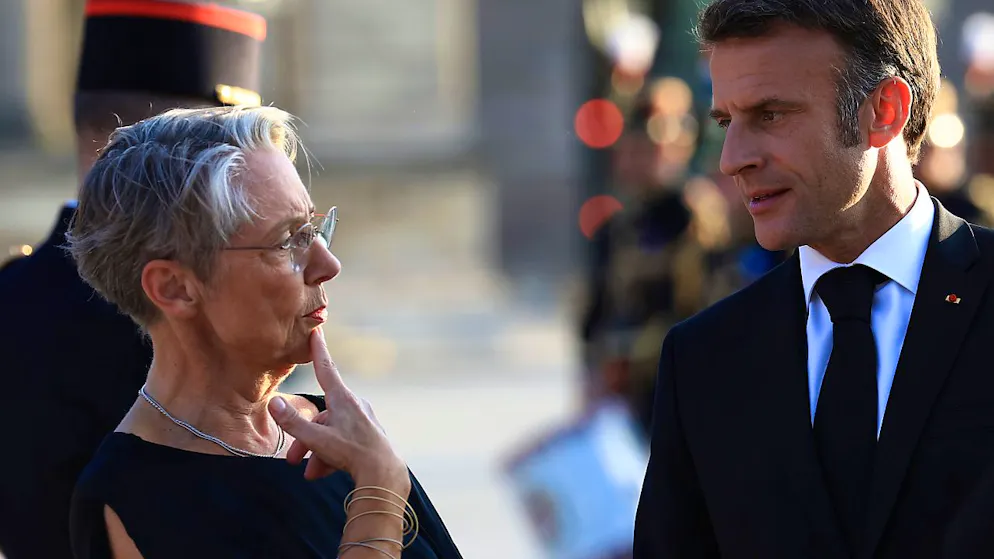 Präsident Emmanuel Macron hat beschlossen, Premierministerin Elisabeth Borne im Amt zu lassen. Foto: Aurelien Morissard/AP/dpa