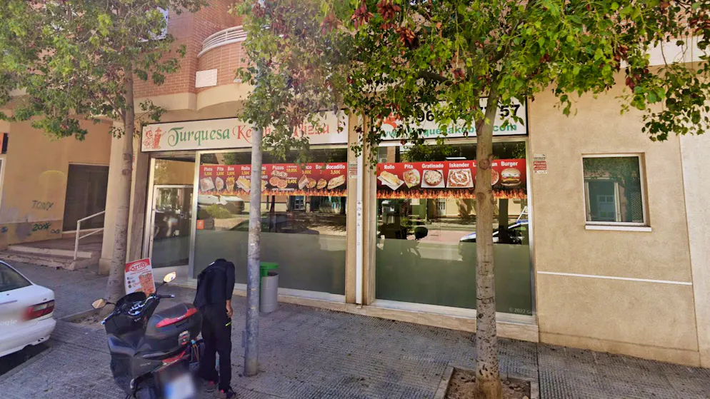 Hier wohnt Carlos Alcaraz. ... oberhalb des Döner-Ladens «Turquesa Kebab & Pizza».