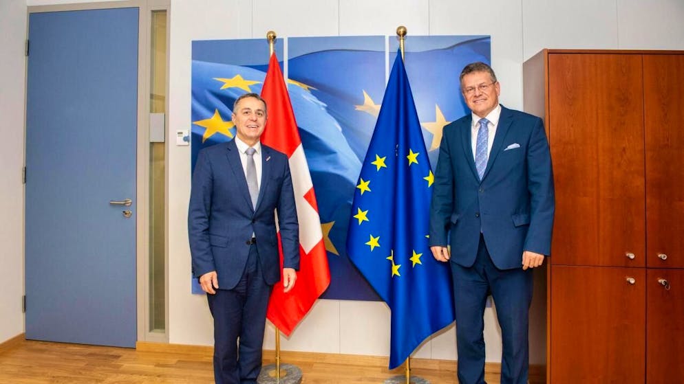 Bundesrat Ignazio Cassis (links) nimmt am Dienstag mit Maros Sefcovic, Vize-Präsident der EU-Kommission, eine Standortbestimmung in der Beziehung Schweiz-EU vor. (Archiv)