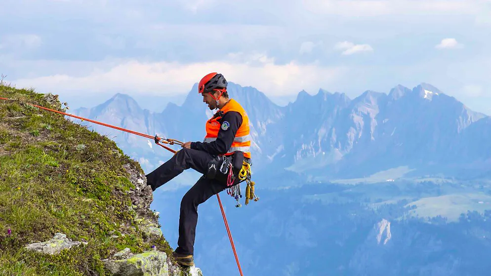 Die alpine Einsatzgruppe der Kantonspolizei St.Gallen in unwegsamem Gelände. (Symbolbild)