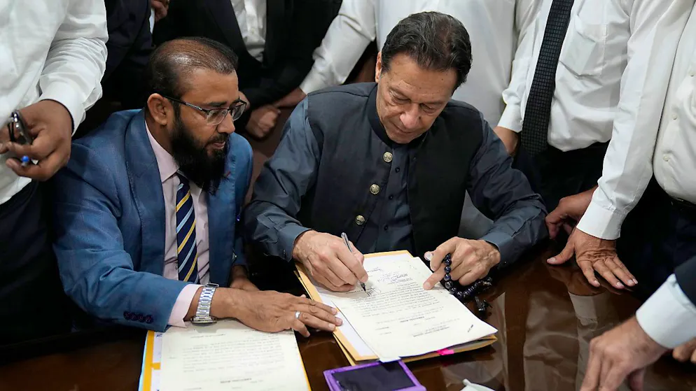 Pakistans Ex-Premier Imran Khan (r) sieht sich mit mehr als 100 Gerichtsverfahren konfrontiert. Foto: K.M. Chaudary/AP/dpa