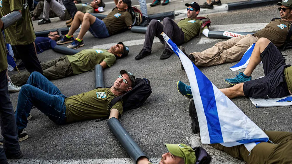 Israelische Reservisten der Armee blockieren den Eingang zu einem Militärstützpunkt. Foto: Ilia Yefimovich/dpa