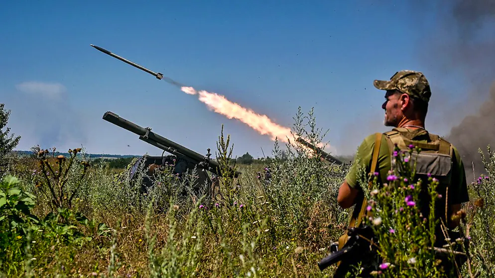 Soldaten einer separaten Brigade der Territorialen Verteidigung aus Dnipro feuern aus einem mobilen Partizan-Raketenwerfer in der Region Saporischschja im Südosten der Ukraine auf russische Stellungen. Foto: ---/Ukrinform/dpa