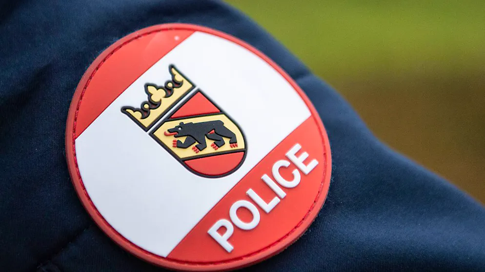 Die Berner Polizei ermittelt zu den Umständen und Ursachen des Unfalls auf der A16 bei Tavannes weiter. (Symbolbild)
