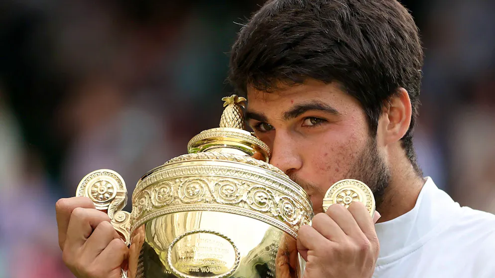 Den Pott in der Hand: Carlos Alcaraz krönte sich am vergangenen Sonntag zum Wimbledon-Champion.
