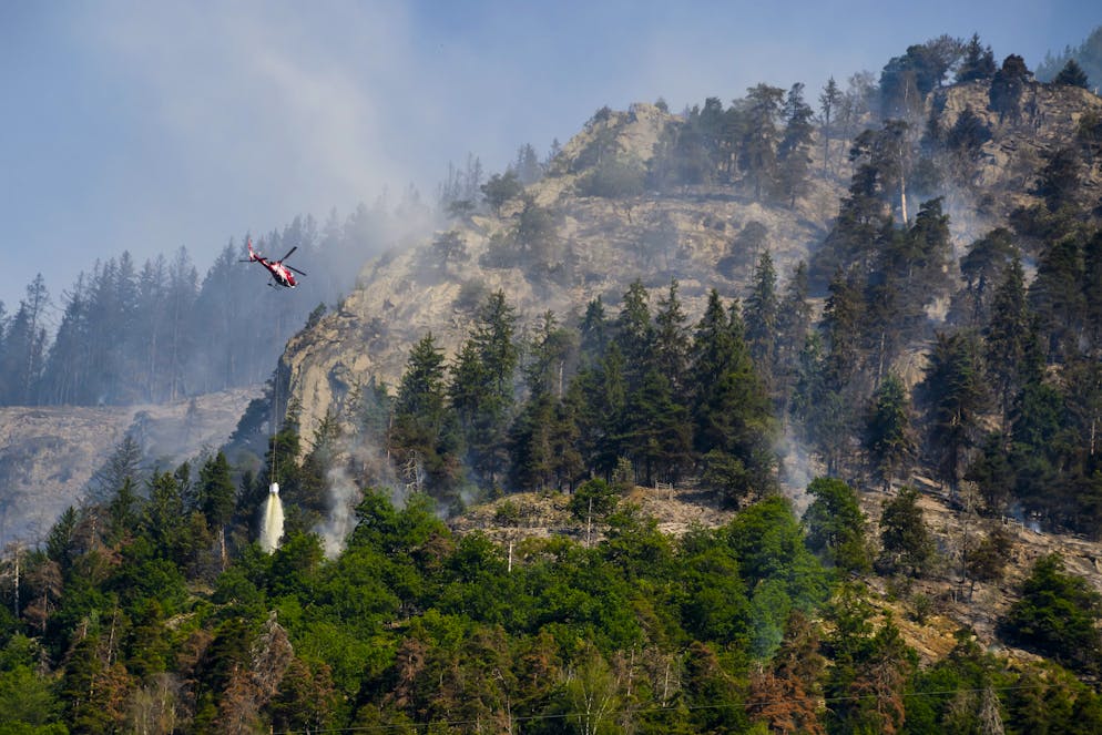 Un elicottero in azione nell'alto Vallese.
