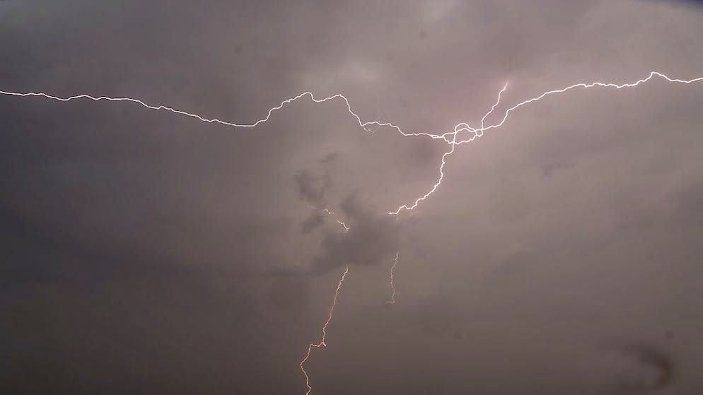 Canicola. Anche in Svizzera stiamo sentendo gli effetti del riscaldamento climatico nel Mediterraneo: stando al ricercatore climatico Thomas Frölicher il fenomeno sta provocando un aumento delle precipitazioni intense.