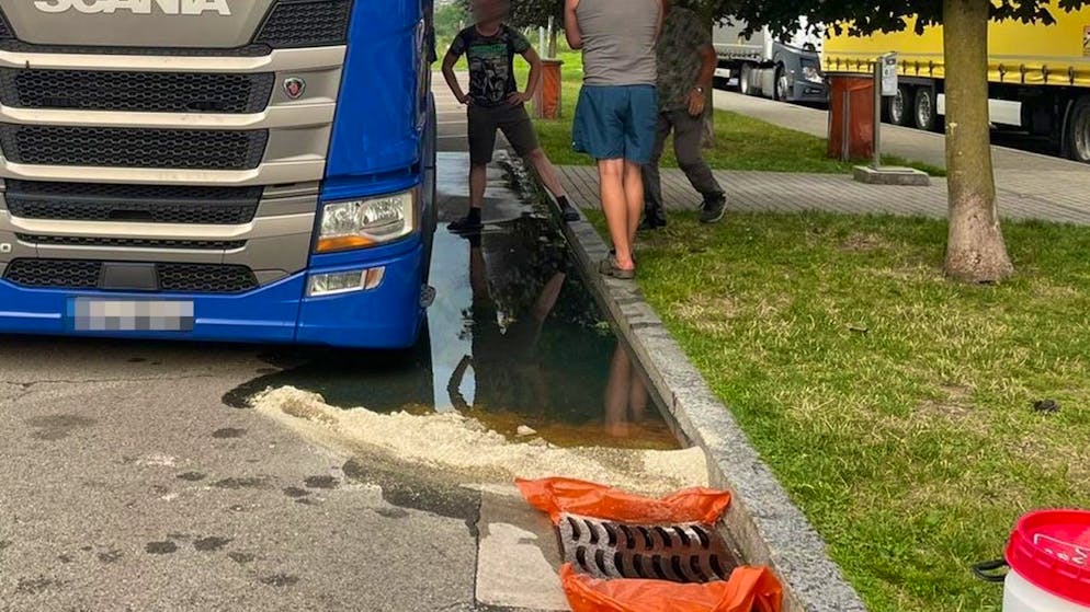 Dal serbatoio del camion sono fuoriusciti circa cento litri di gasolio.