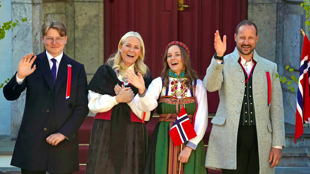 Lassen sich die Laune trotzallem nicht verderben: Prinz Sverre Magnus, Kronprinzessin Mette-Marit, Prinzessin Ingrid Alexandra  und Kronprinz Haakon am norwegischen Nationalfeiertag im Mai 2025.