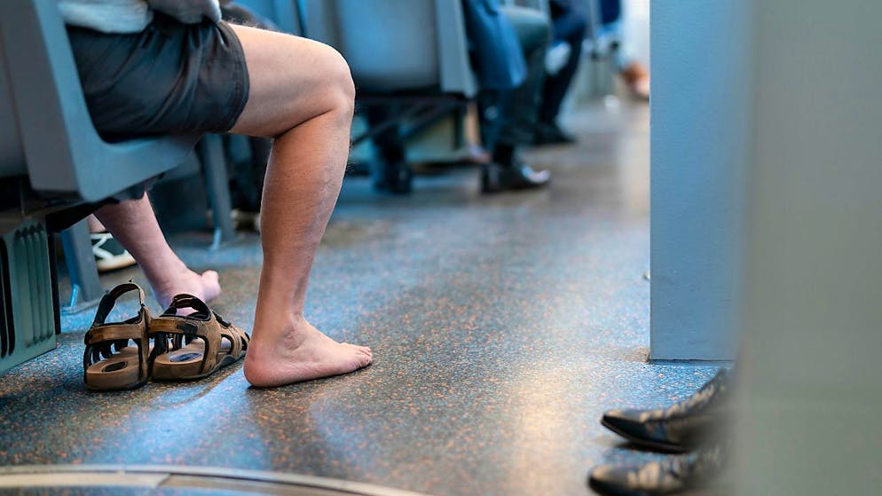 Die Zürcher ÖV-Betriebe wollen ihren Passagieren einen "Temperaturschock" ersparen. Deshalb wird die Temperatur im Inneren der Fahrzeuge nur wenige Grad runtergekühlt. (Archivbild)