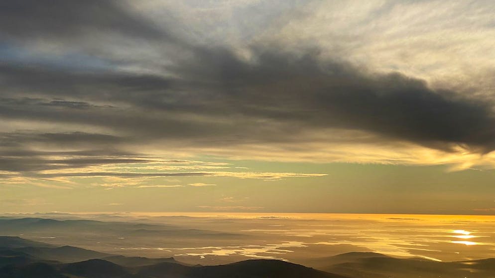 ARCHIV - Blick aus einem Flugzeug, das den Landeanflug auf die Falklandinseln beginnt. Foto: Benedikt von Imhoff/dpa