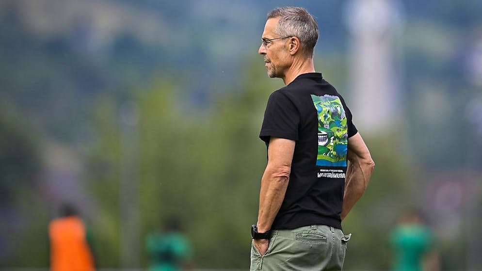 Die neue Super League geht in den Praxistest – Favorit bleibt YB - Gallery. St. Gallens Präsident Matthias Hüppi verfolgt das Trainingsgeschehen in seinem Klub - dem Vernehmen nach brodelt es hinter den Kulissen.