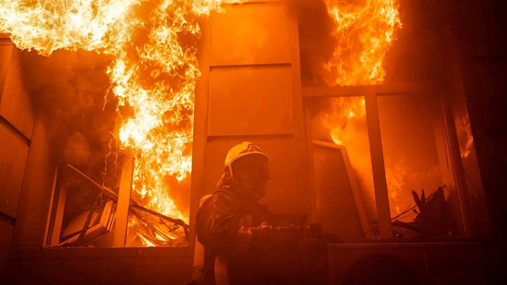 Löscharbeiten nach einem Angriff in Odessa.