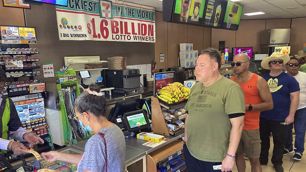 La fila per acquistare biglietti del Powerball  in una rivenditoria di Chino Hills, in California. (foto del 19 luglio 2023)