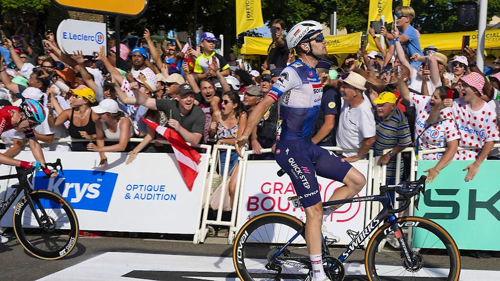 Kasper Asgreen schafft, woran er wohl selbst nicht mehr geglaubt hat: Das Feld schafft den Anschluss nicht mehr ganz und er kann einen Etappensieg feiern