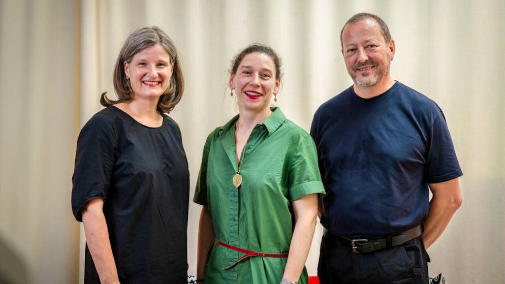 Die Solothurner Grünen-Präsidentin Laura Gantenbein wird flankiert vom SP-Co-Präsidium Nadine Vögeli und Hardy Jäggi.