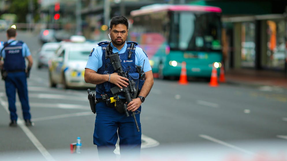 Die Polizei kontrolliert die Strassen: Stunden vor dem Eröffnungsspiel der Fifa-Frauen-WM in Auckland hat ein Mann zwei Menschen erschossen. Auch er selber ist tot.