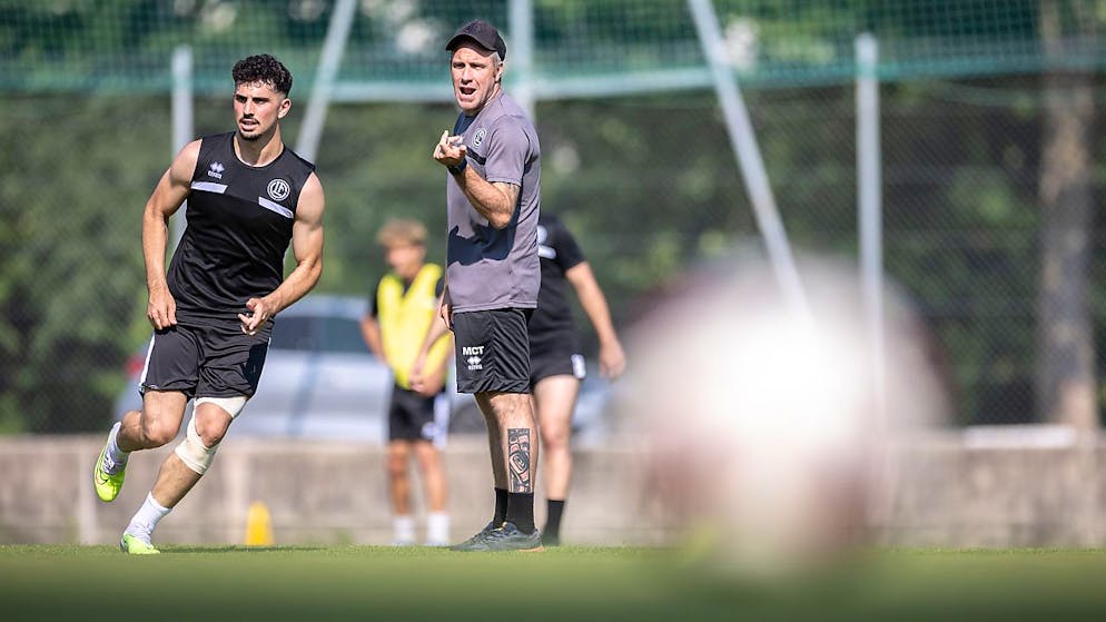 Die neue Super League geht in den Praxistest – Favorit bleibt YB - Gallery. Tessiner Klub auf fruchtbarem Boden: Lugano Trainer Mattia Croci-Torti beobachtet im Training den Neuzugang Shkelqim Vladi.