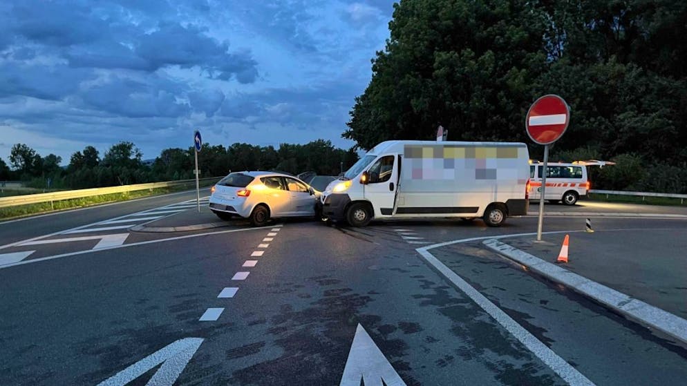 Eine fahrunfähige Lieferwagenfahrerin ohne gültigen Führerausweis ist am Mittwochabend bei der Autobahnausfahrt St. Margrethen SG mit einem Auto kollidiert. Der entstandene Sachschaden beläuft sich laut Polizei auf rund 30'000 Franken.