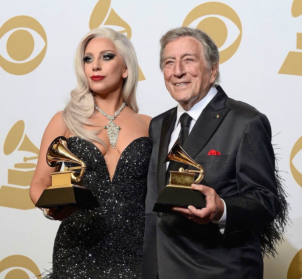 È morto il cantante Tony Bennett, l'ultimo crooner americano. Lady Gaga e Tony Bennett con in mano i premi per il «Miglior album vocale pop tradizionale» al 57mo Grammy Awards annuale tenutosi allo Staples Center di Los Angeles nel febbraio 2015.