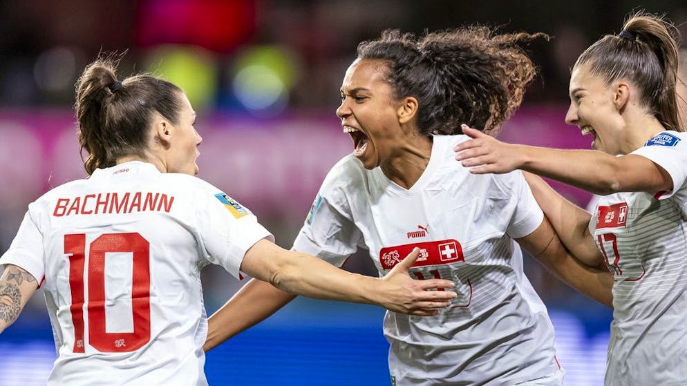 Auftaktsieg gegen die Philippinen. Bachmann und Piubel schiessen spielfreudige Nati ins Glück