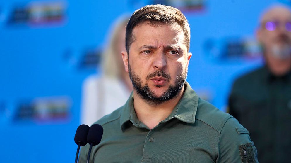 Wolodymyr Selenskyj, Präsident der Ukraine, spricht mit Medienvertretern. Foto: Mindaugas Kulbis/AP