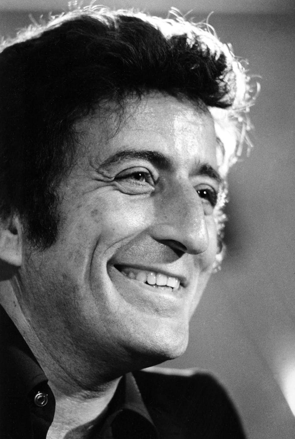 È morto il cantante Tony Bennett, l'ultimo crooner americano. E infine un giovane Tony Bennett, in una foto durante una sessione di registrazione ai Regent Studios di New York nel novembre 1974. 